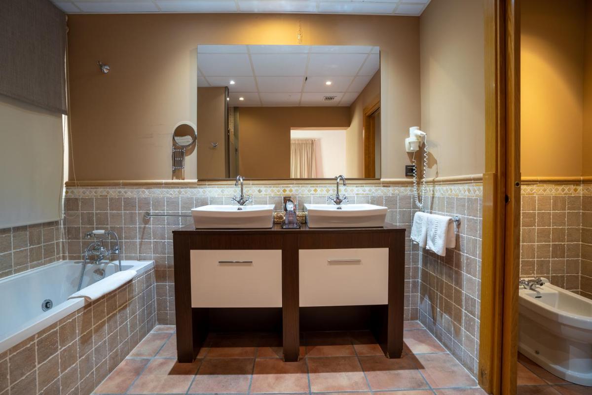 Un baño de Hotel & Spa Golden Barcelona