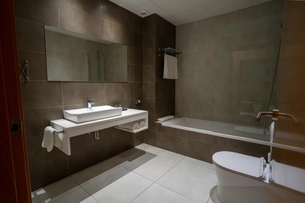 Un baño de Hotel & Spa Golden Barcelona