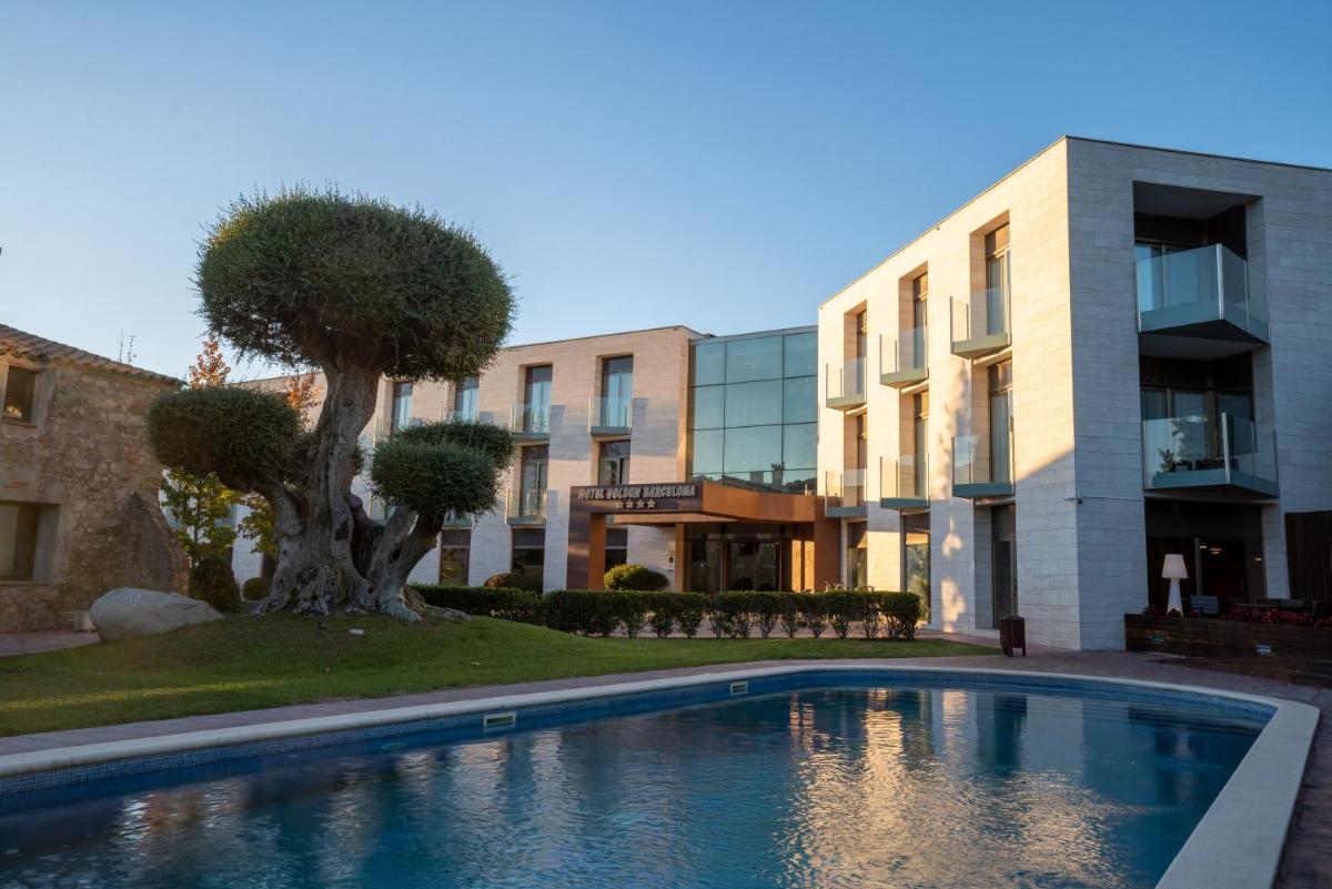 una piscina frente a un edificio en Hotel & Spa Golden Barcelona, en Vallromanes