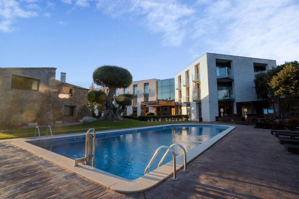 una piscina frente a un edificio en Hotel & Spa Golden Barcelona, en Vallromanes