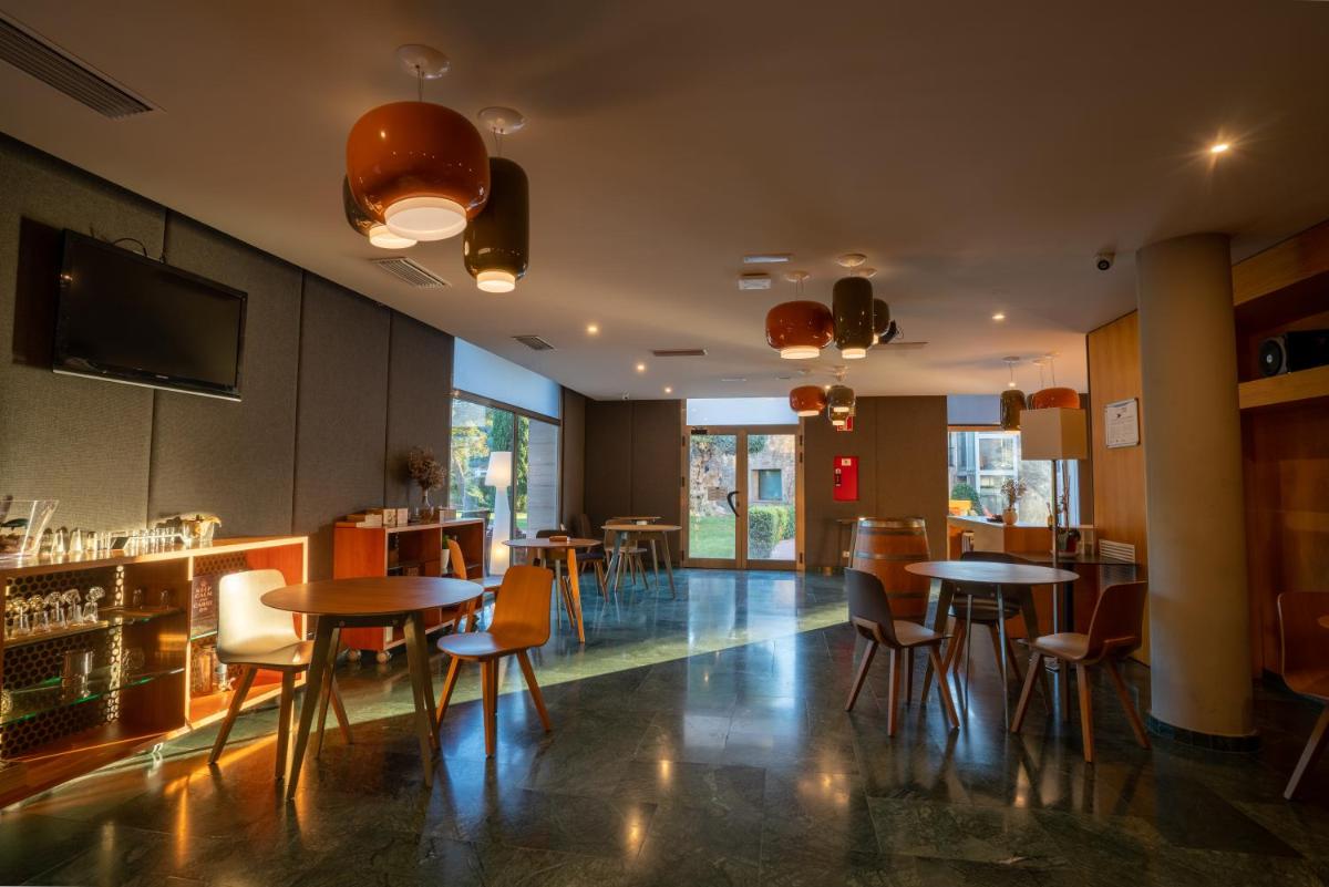 Un restaurante o sitio para comer en Hotel & Spa Golden Barcelona