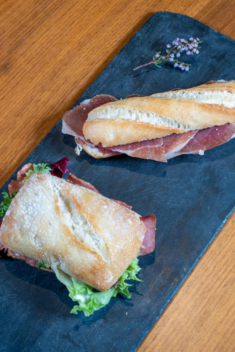 Comida en o cerca de este hotel