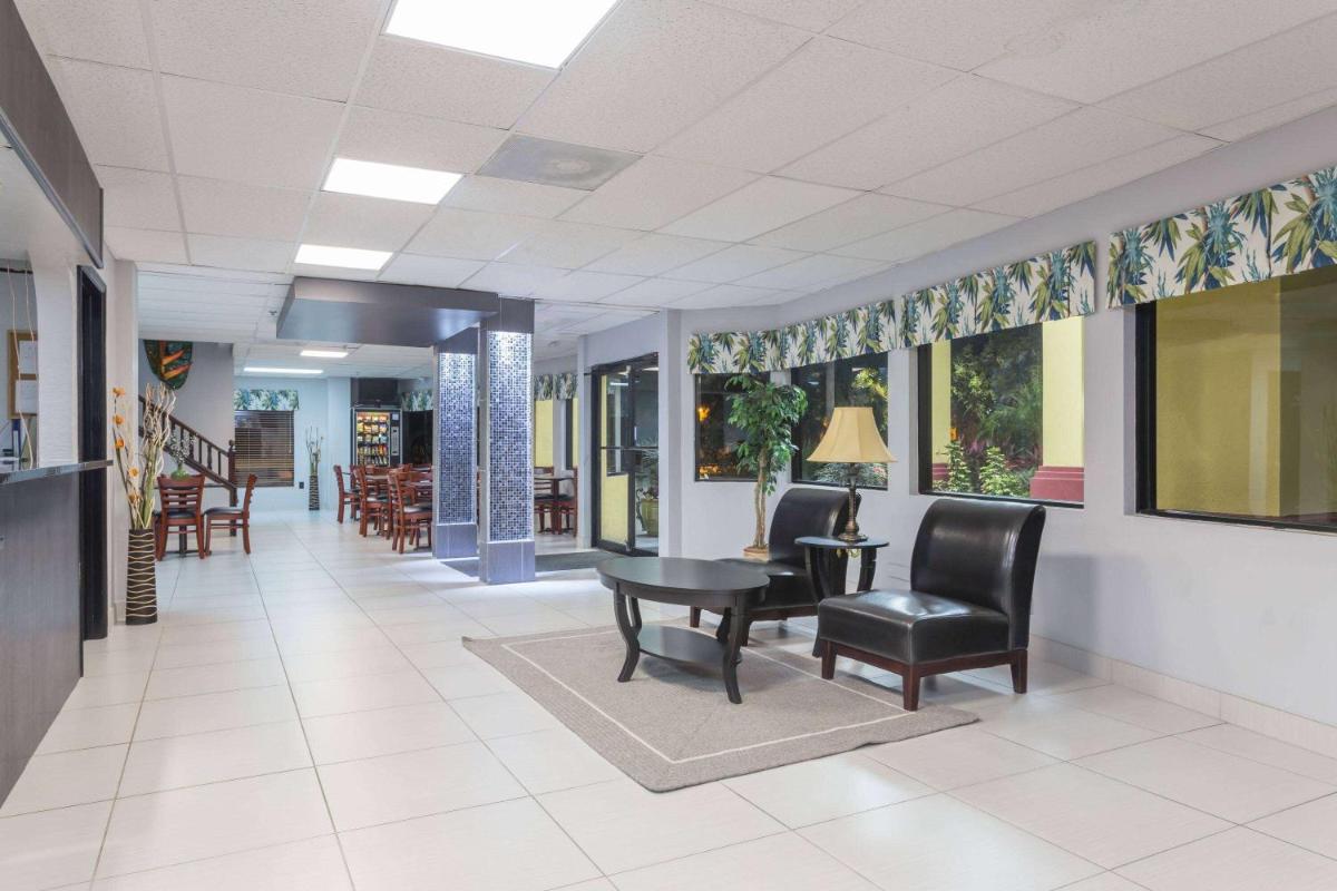 Days Inn by Wyndham Sarasota I-75 - Housity
