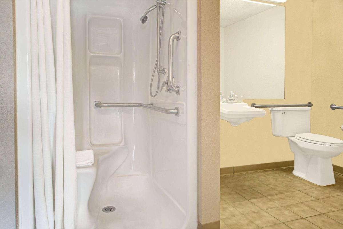 Super 8 by Wyndham Cincinnati-Springdale OH - Housity