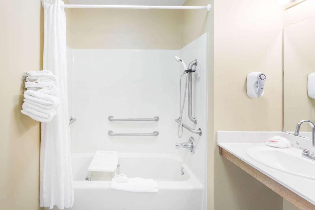 Baymont by Wyndham Florence/Muscle Shoals - Housity