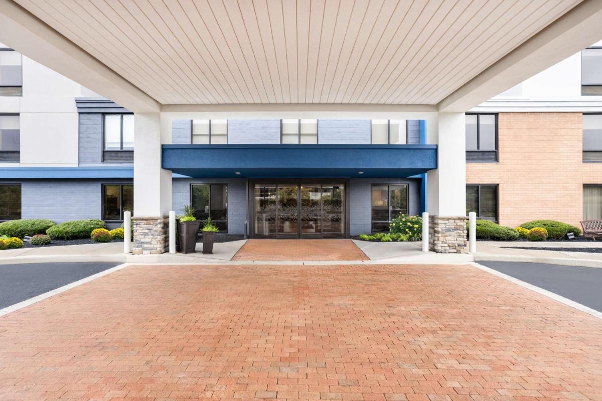 Hampton Inn & Suites Valley Forge/Oaks - Housity