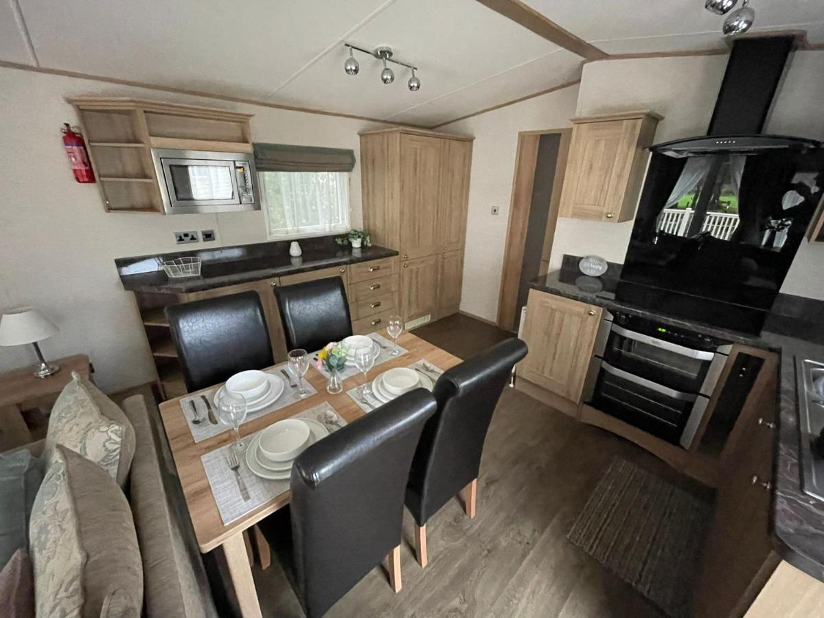 New Forest 2-Bed Premium Holiday Home, Hoburne Bashley Holiday Park,New Milton, Park Leisure Pass at an additonal cost - Housity