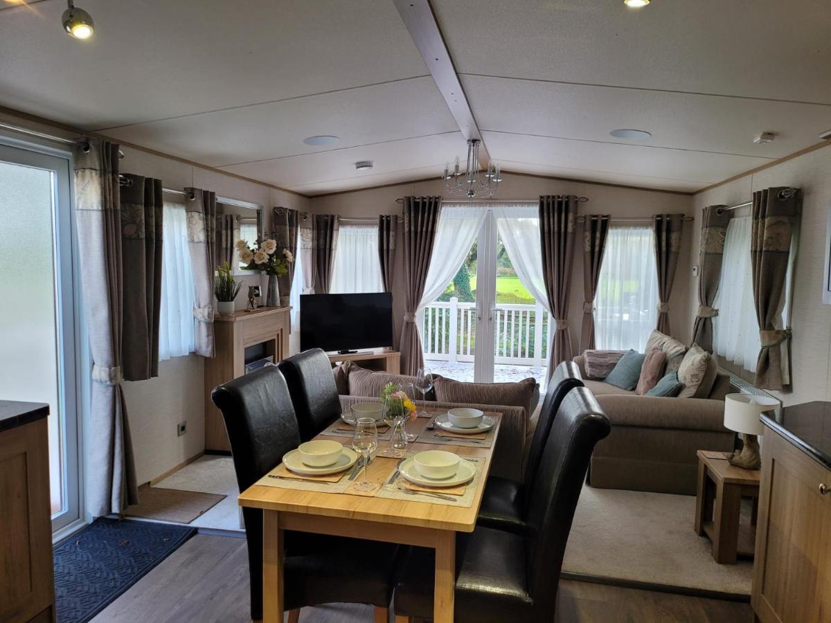 New Forest 2-Bed Premium Holiday Home, Hoburne Bashley Holiday Park,New Milton, Park Leisure Pass at an additonal cost - Housity