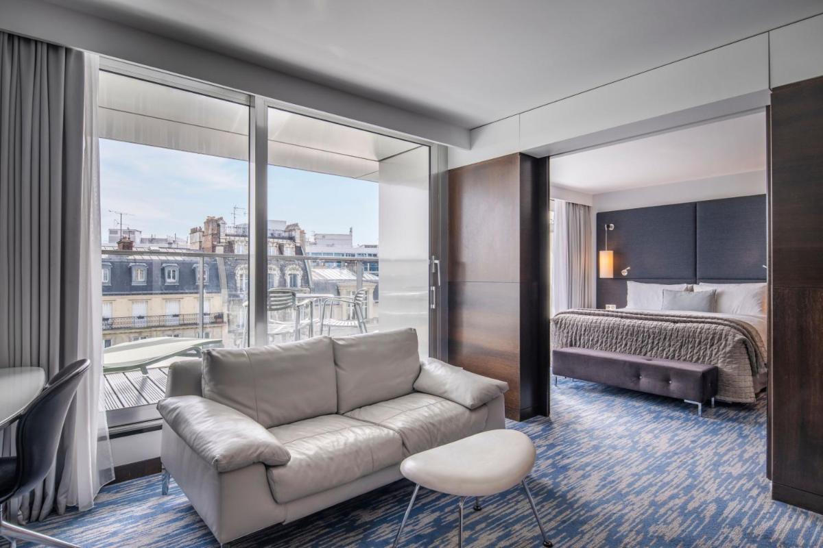 Un ou plusieurs lits dans un hébergement de l'établissement Renaissance Paris Arc de Triomphe Hotel