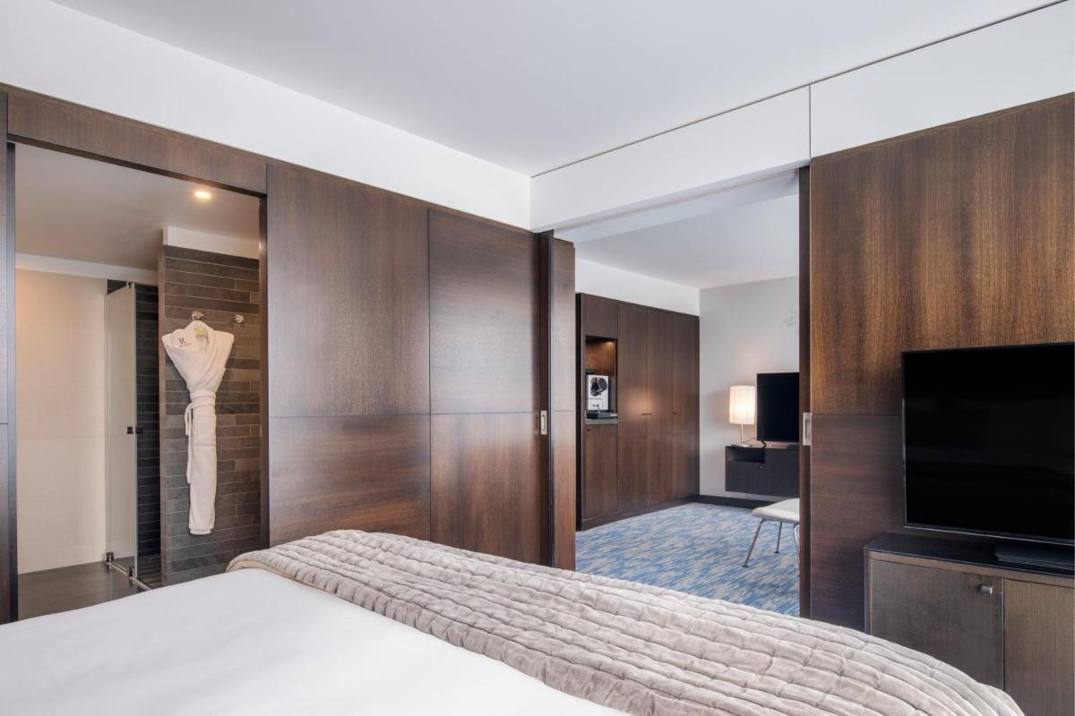 Un ou plusieurs lits dans un hébergement de l'établissement Renaissance Paris Arc de Triomphe Hotel