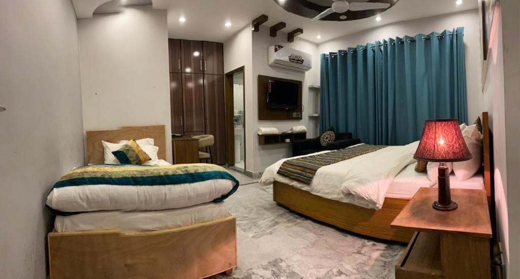 Hotel Holiday - Housity