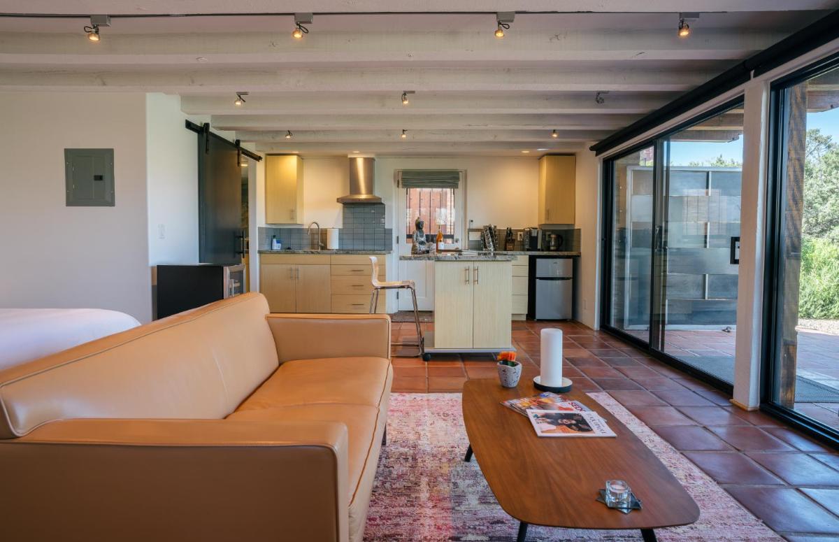 Modern, Luxury Studio With Awe Inspiring Red Rock Views Private Trail Head - Outdoor Firepit, Indoor Fireplace, on Property Sauna, Aromatherapy Steam Room, Hot Tub, Pools and Wellness Services - Housity