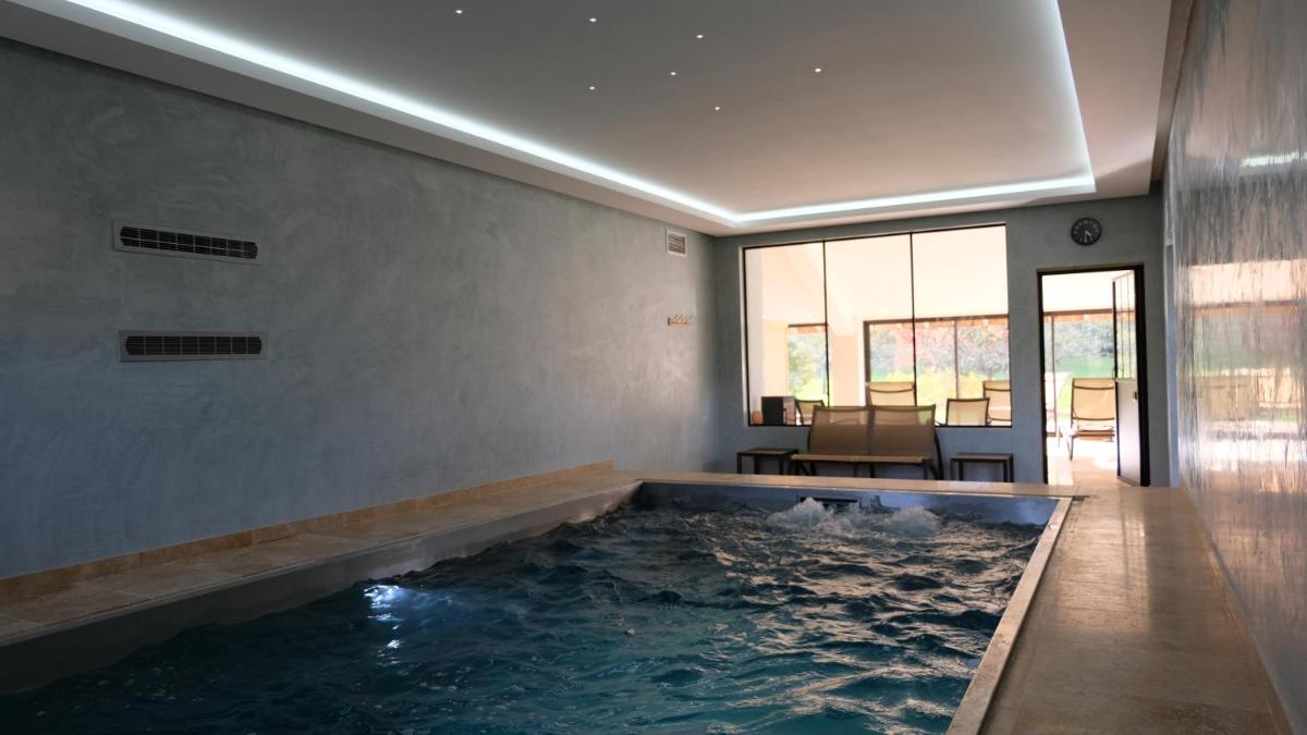 - une piscine au milieu d'une pièce dans l'établissement Château de Maillat, à Maillat