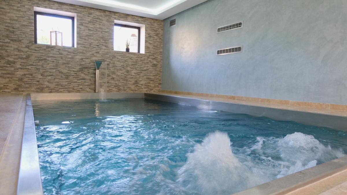 Piscine de l'établissement Château de Maillat ou située à proximité