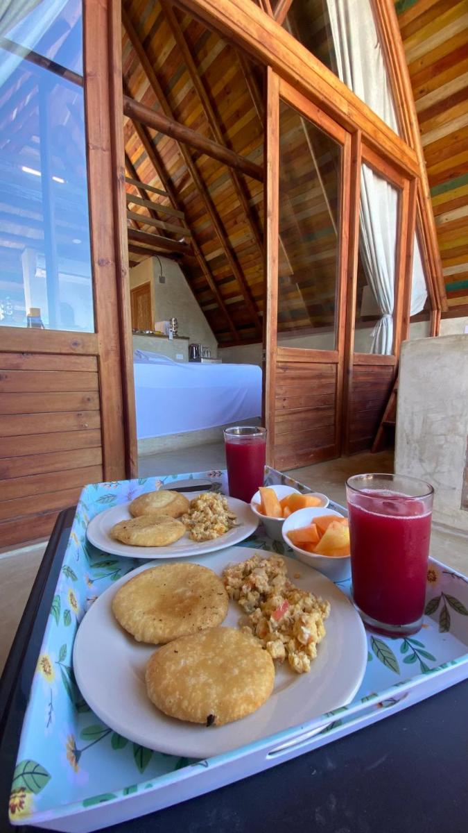 Hotel ADA MARINA - 4 Suites con jacuzzi y la mejor vista a Cartagena, 2 habitaciones estandar, zona social con piscina infinita - Housity