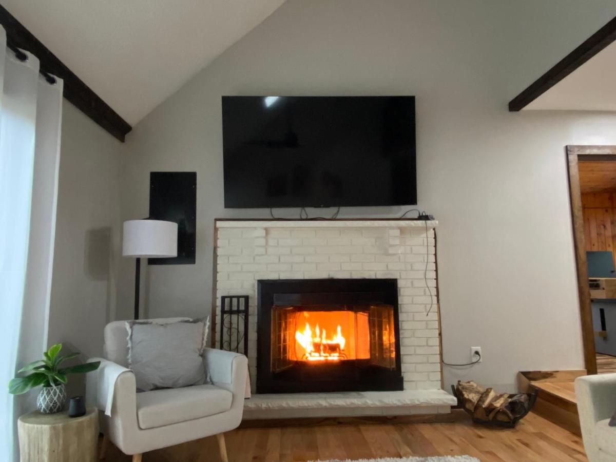 Coach Cabin- Poconos Retreat l Cozy l Sauna l Fireplace l Firepit l Gazebo BBQ - Housity