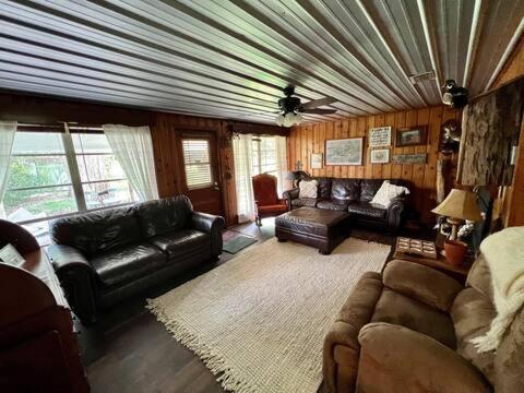 Quiet Farmhouse IN THE COUNTRY close to major theme parks - Housity