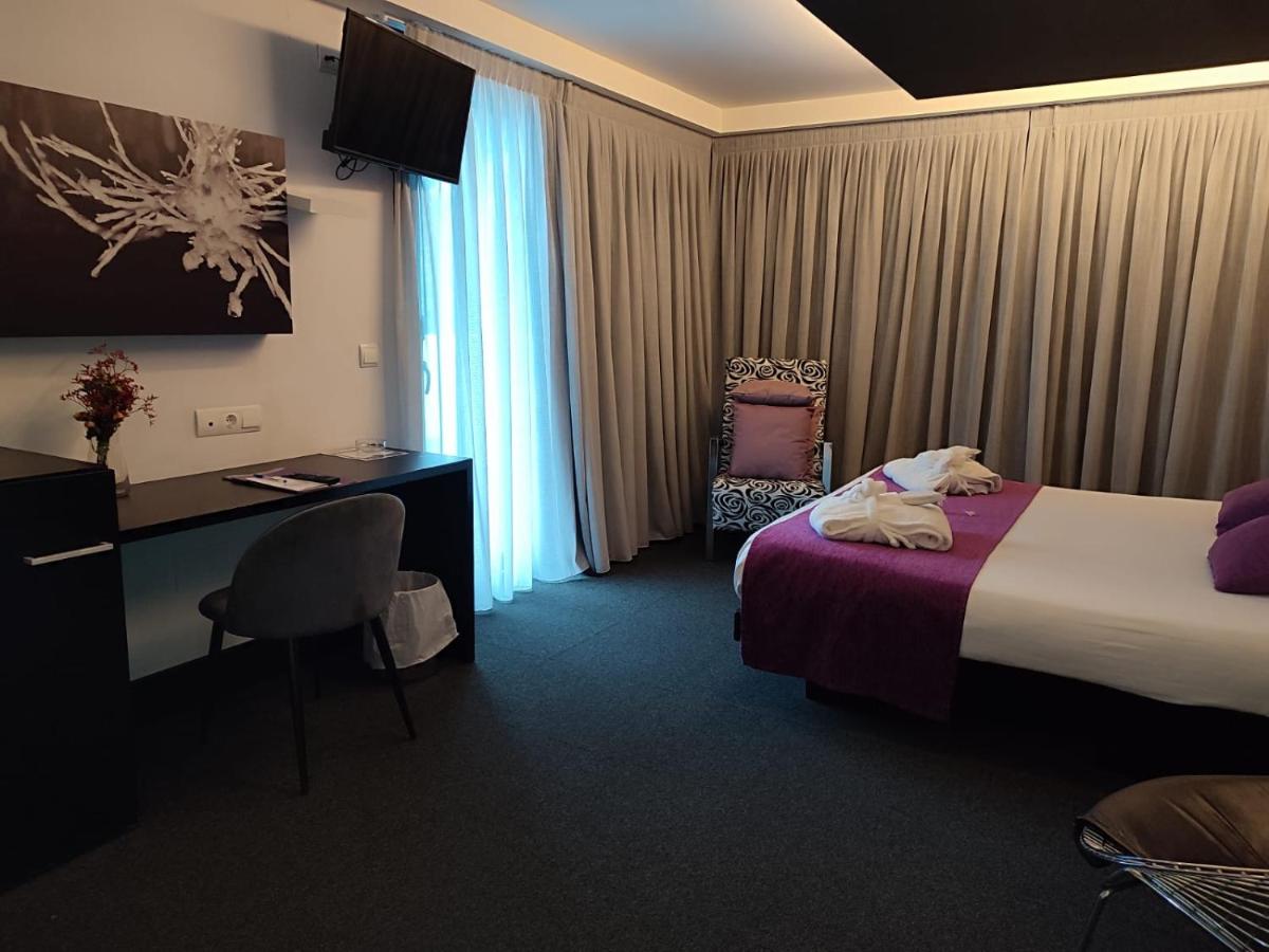 Una habitación de hotel con una cama, un escritorio y una silla. en Hotel Playa Ribera, en Suances 66 fotos más