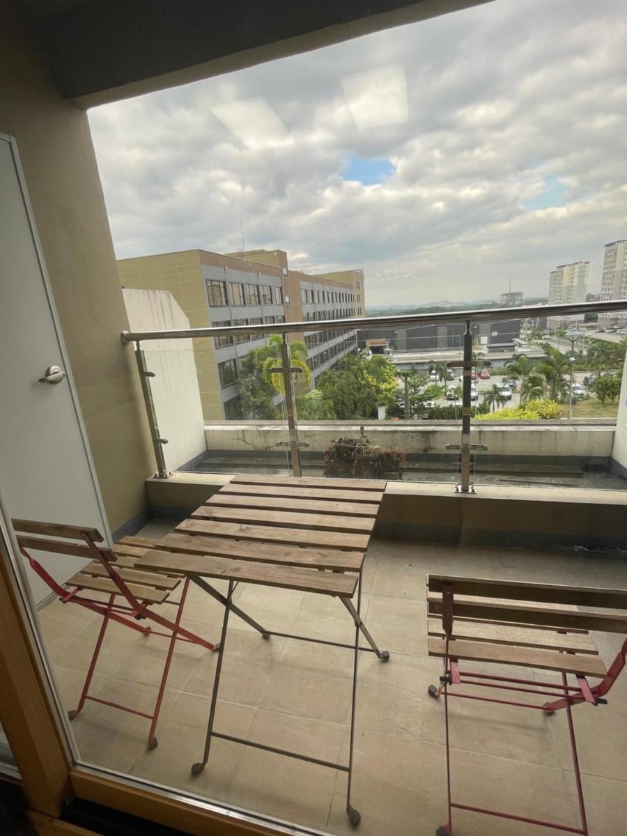 Spacious Luxury Condo w/ kitchen beside Hilton Clark D’Heights - Housity