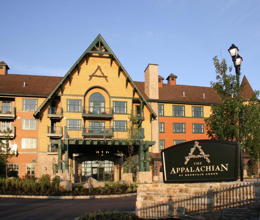Cozy Mountain View Condo - Housity