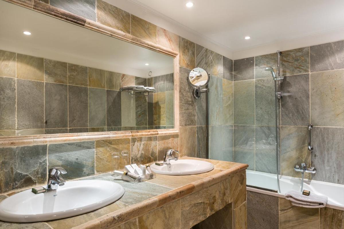 Salle de bains dans l'établissement La Bastide De Tourtour Hotel & Spa