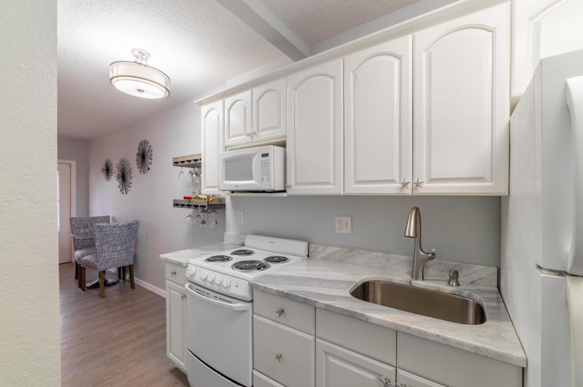 102-Tiny Treasure-Waterfront with Heated Pool - Housity