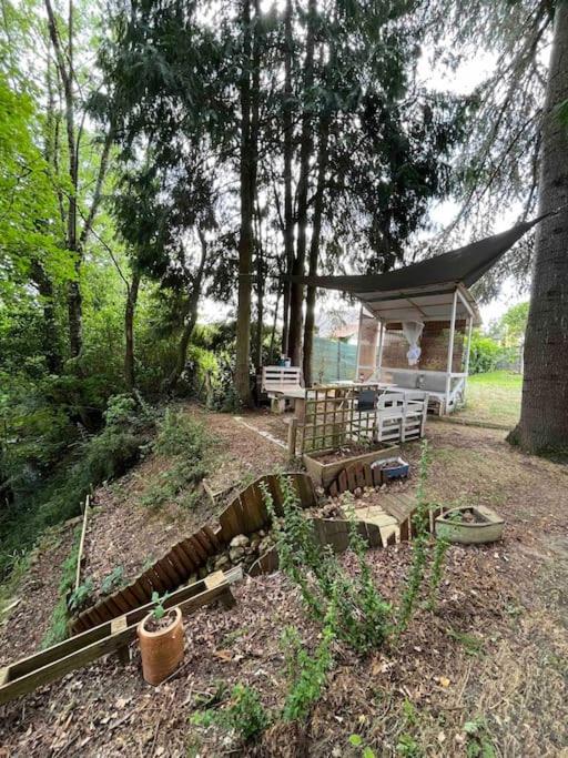 Cascade au fond du jardin - Housity