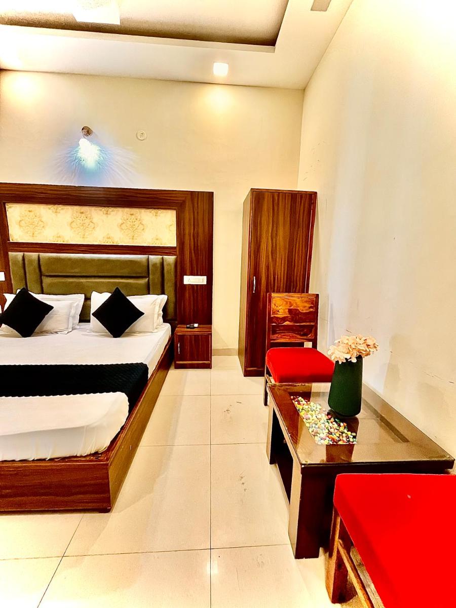 Hotel Woodluck Zirakpur Chandigarh - Housity