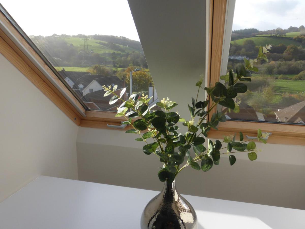 Valley House - Housity