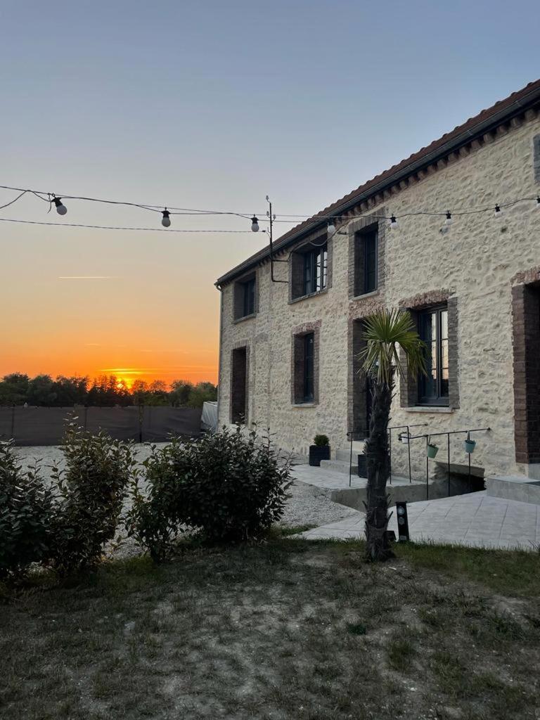 LE CLOS DES LYS - Chambres avec jacuzzi - Nemours - Housity