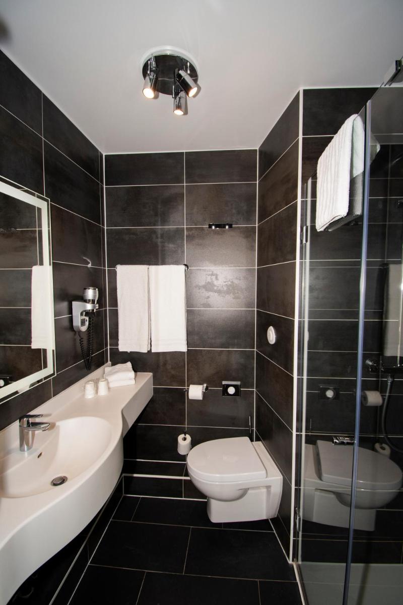 K Hotel - Housity