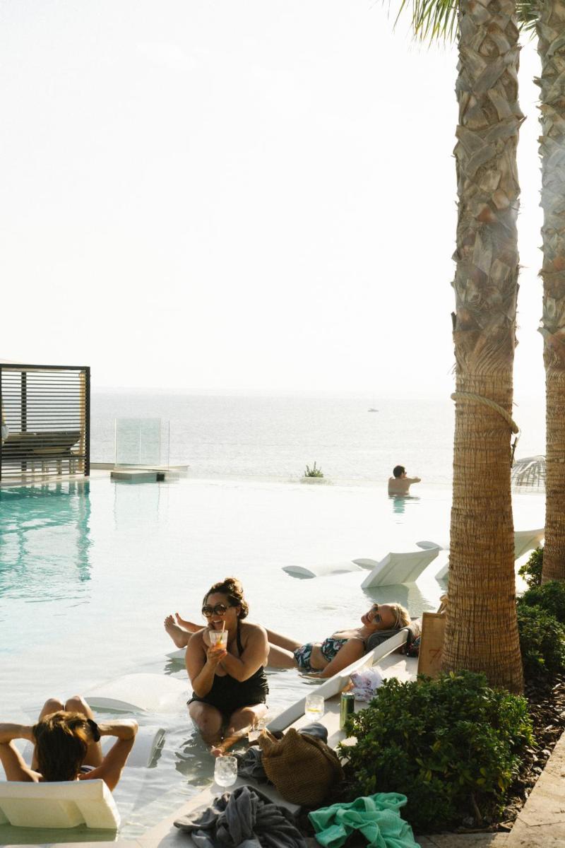 Clientes alojados en 7Pines Resort Ibiza, part of Destination by Hyatt