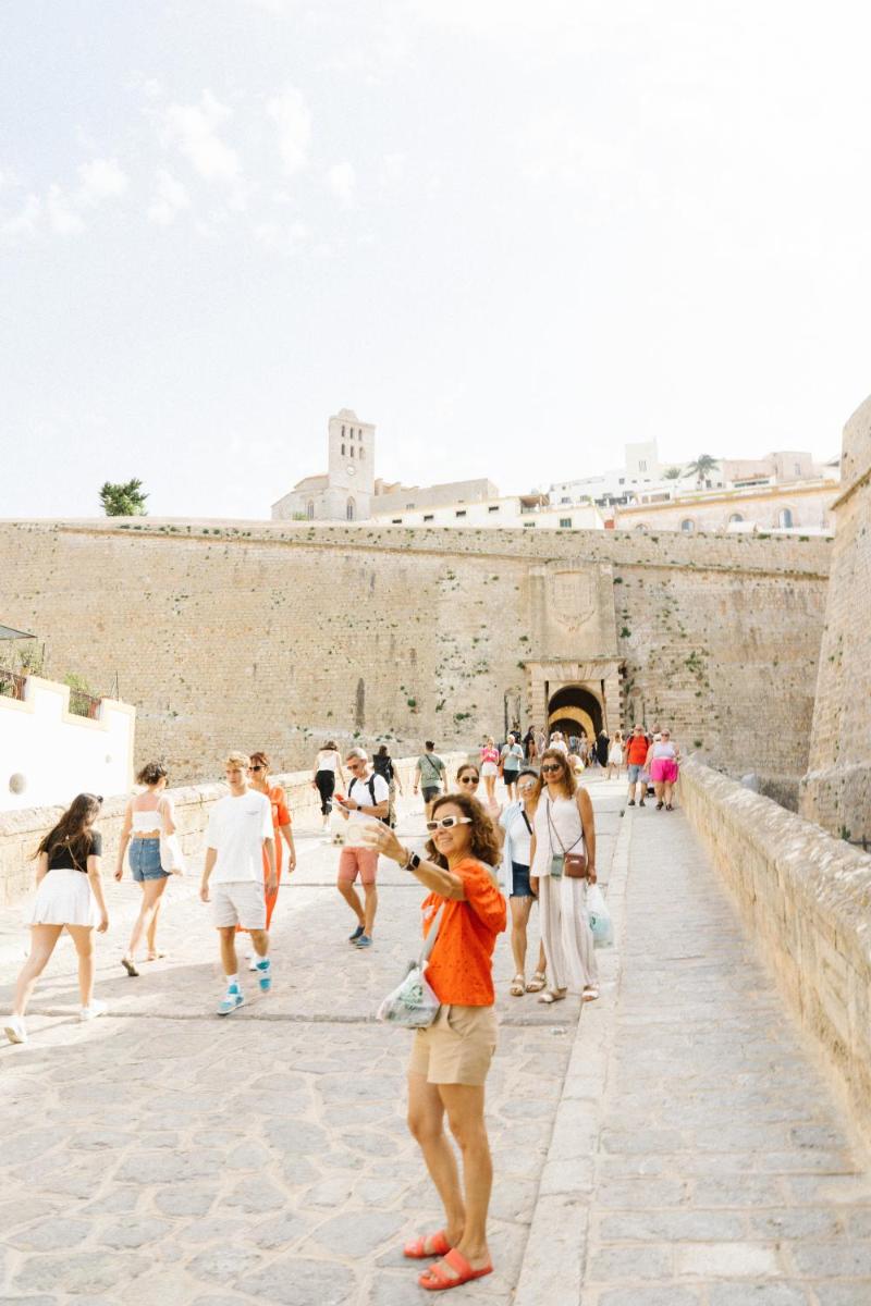 Clientes alojados en 7Pines Resort Ibiza, part of Destination by Hyatt