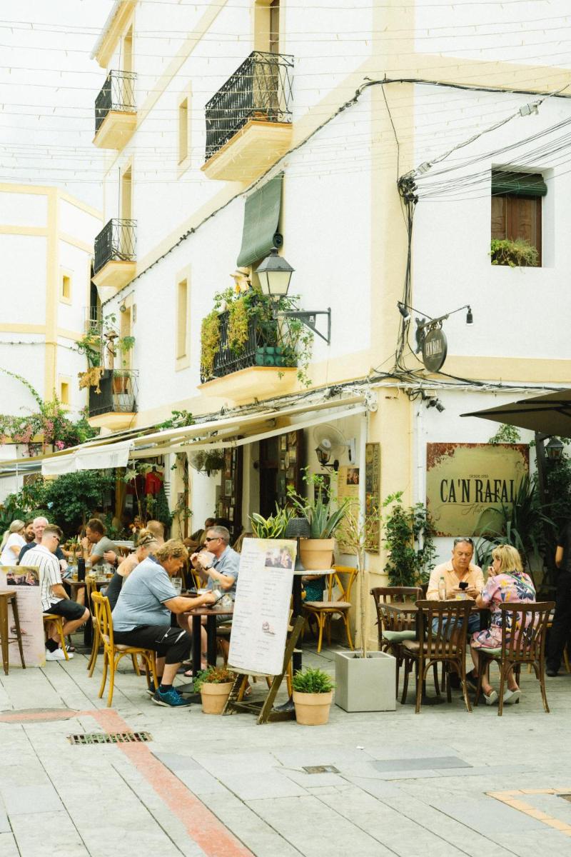 Clientes alojados en 7Pines Resort Ibiza, part of Destination by Hyatt