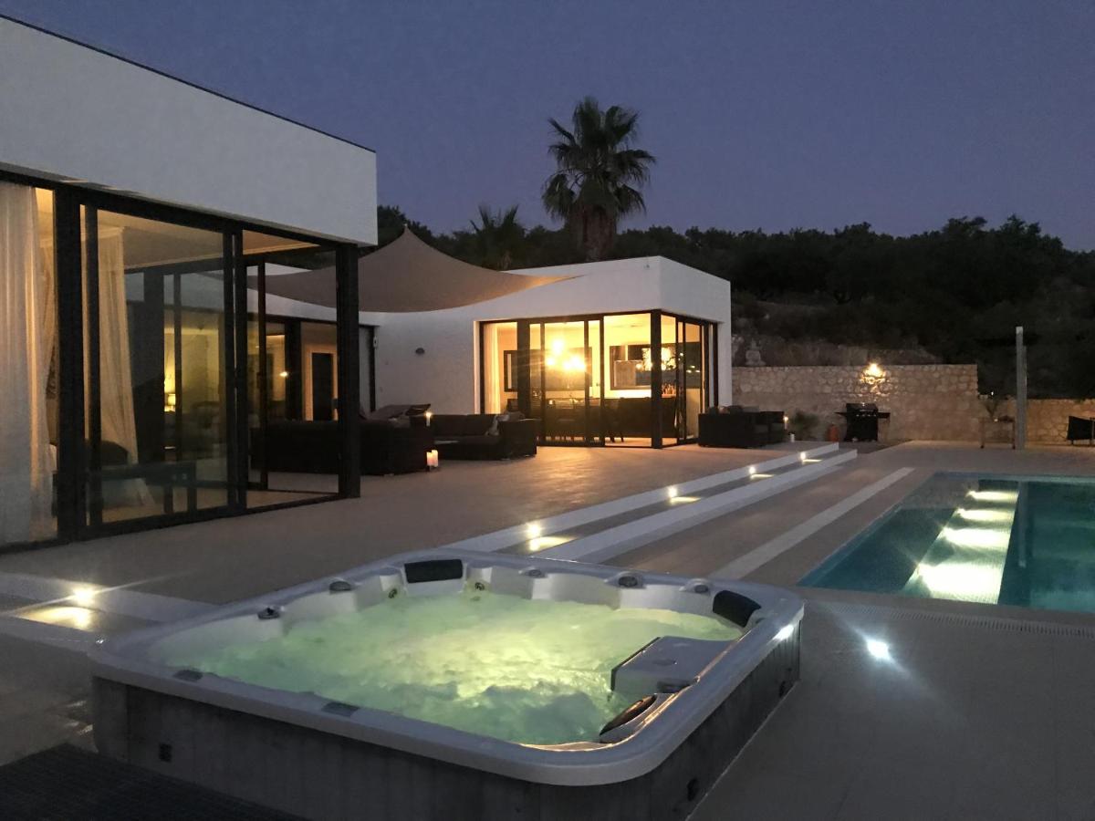 Hill house Spain -villa casa blanca - Housity