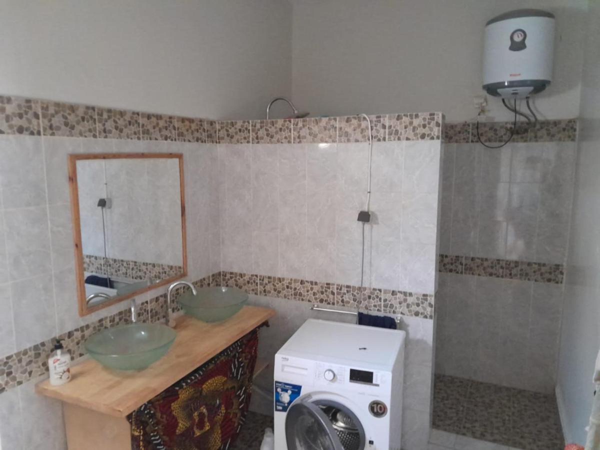 Chambre privée et salle de bain _Chez Aladji - Housity