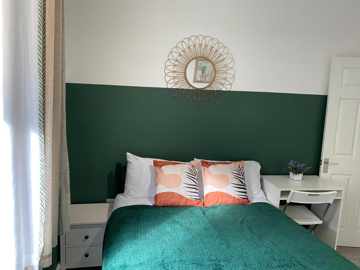 London Road Flats - Free WIFI, washing machine, smart TV, easy access to A50 - Housity