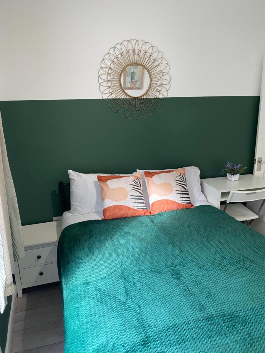 London Road Flats - Free WIFI, washing machine, smart TV, easy access to A50 - Housity