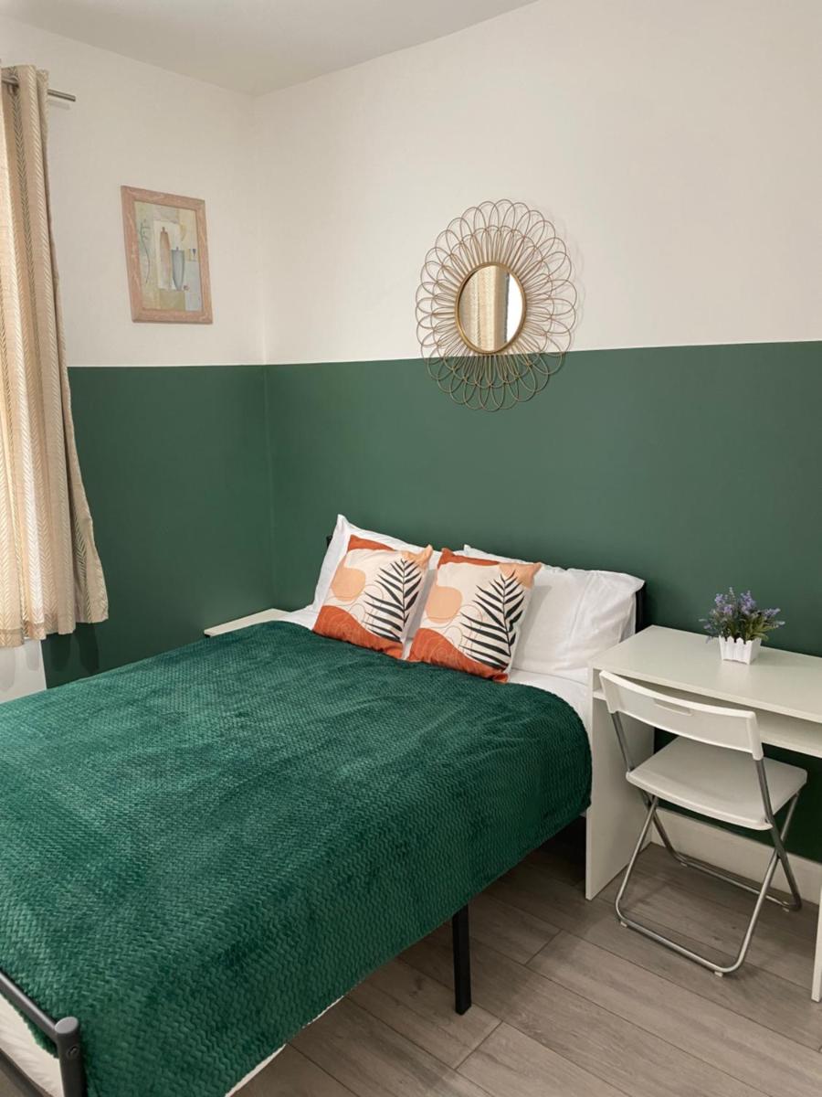 London Road Flats - Free WIFI, washing machine, smart TV, easy access to A50 - Housity