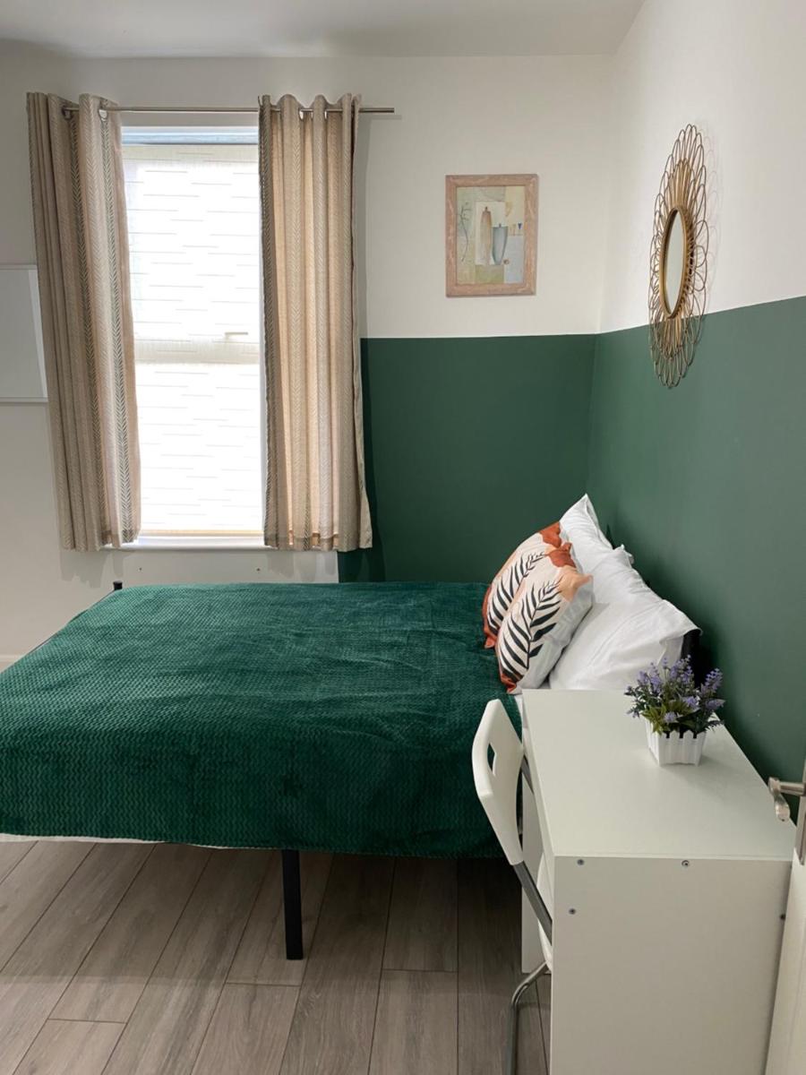 London Road Flats - Free WIFI, washing machine, smart TV, easy access to A50 - Housity