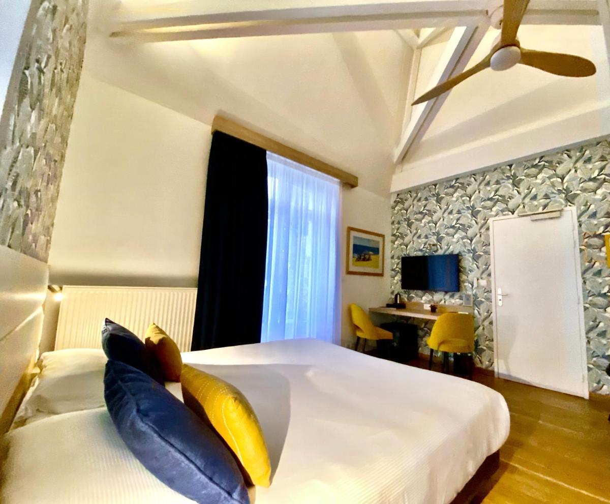 Un ou plusieurs lits dans un hébergement de l'établissement Hôtel Lutétia & Spa