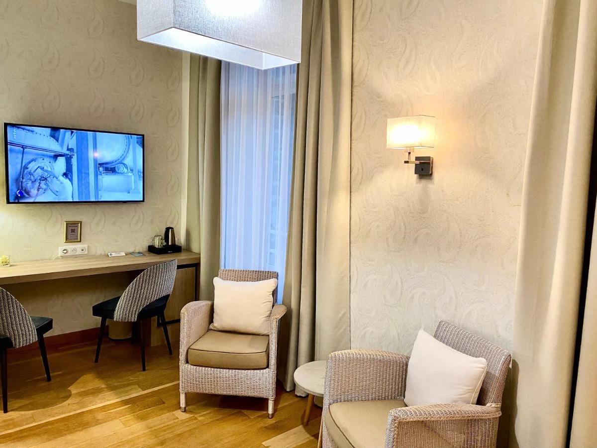 Télévision ou salle de divertissement dans l'établissement Hôtel Lutétia & Spa
