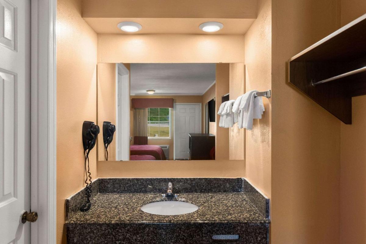 Econo Lodge Cornersville I-65 - Housity