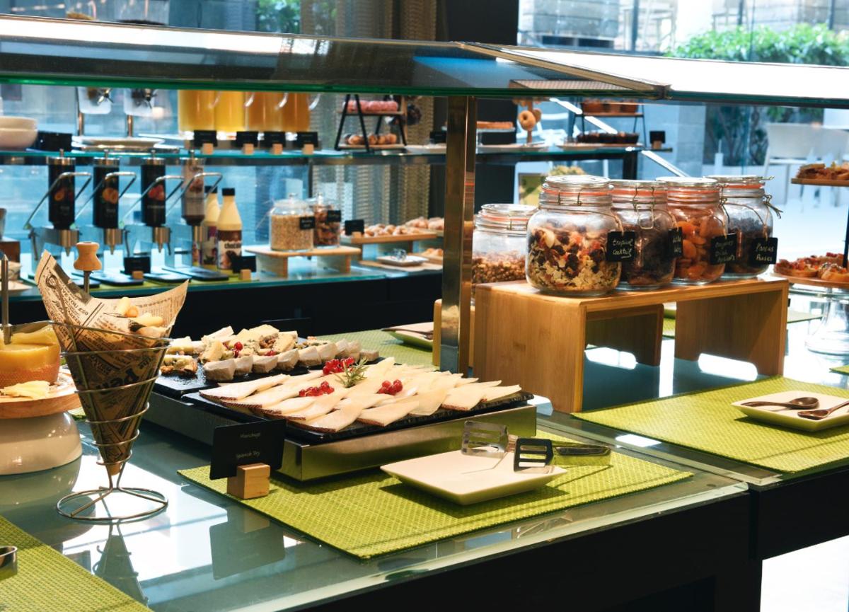 Comida en o cerca de este hotel