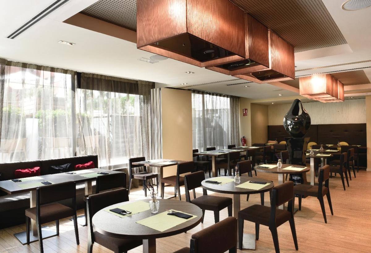 Un restaurante o sitio para comer en Grums Hotel & Spa