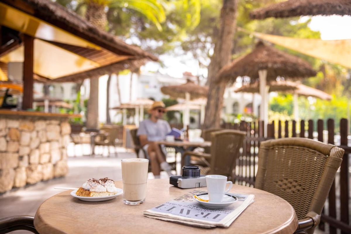 Un restaurante o sitio para comer en TUI MAGIC LIFE Cala Pada - All Inclusive