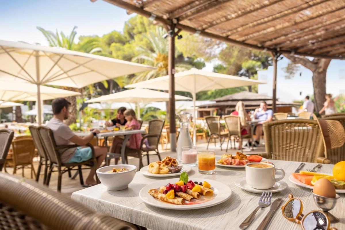 una mesa con platos de comida encima en TUI MAGIC LIFE Cala Pada - All Inclusive, en Santa Eulària des Riu