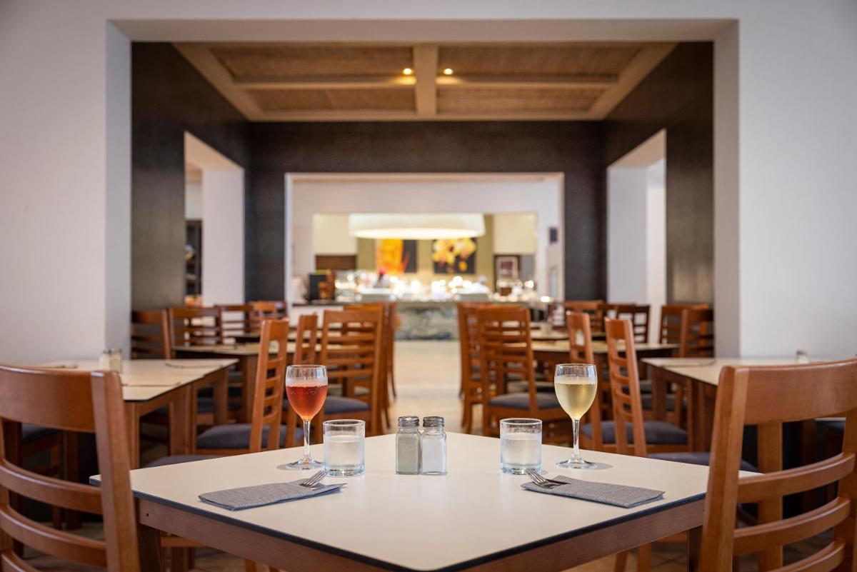 Un restaurante o sitio para comer en TUI MAGIC LIFE Cala Pada - All Inclusive