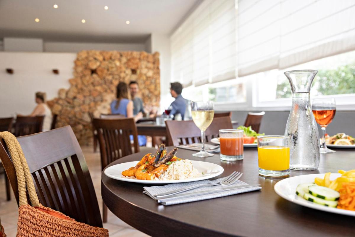 Comida en o cerca de este hotel