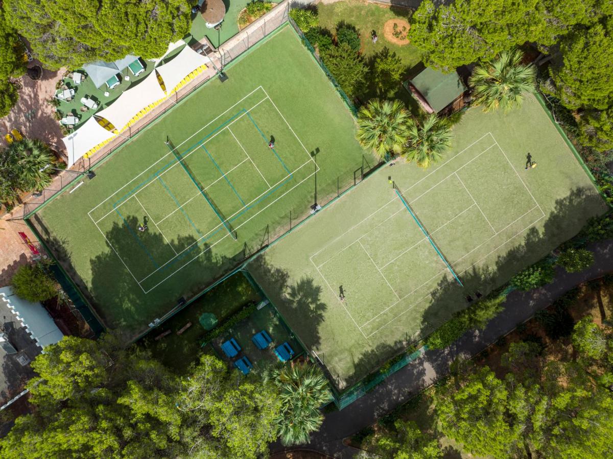 Instalaciones para jugar a tenis o squash en TUI MAGIC LIFE Cala Pada - All Inclusive o alrededores